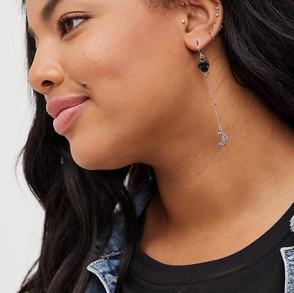 5/$15 Celestial Linear Earrings Set - Picture 2 of 3